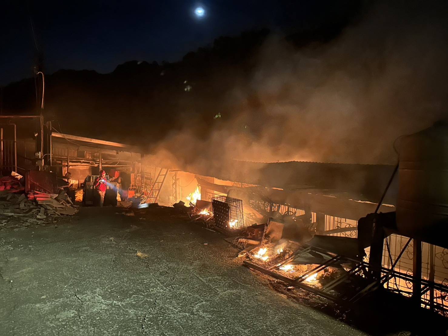 【有片】龍潭民宅凌晨冒惡火 6旬男燒成焦屍