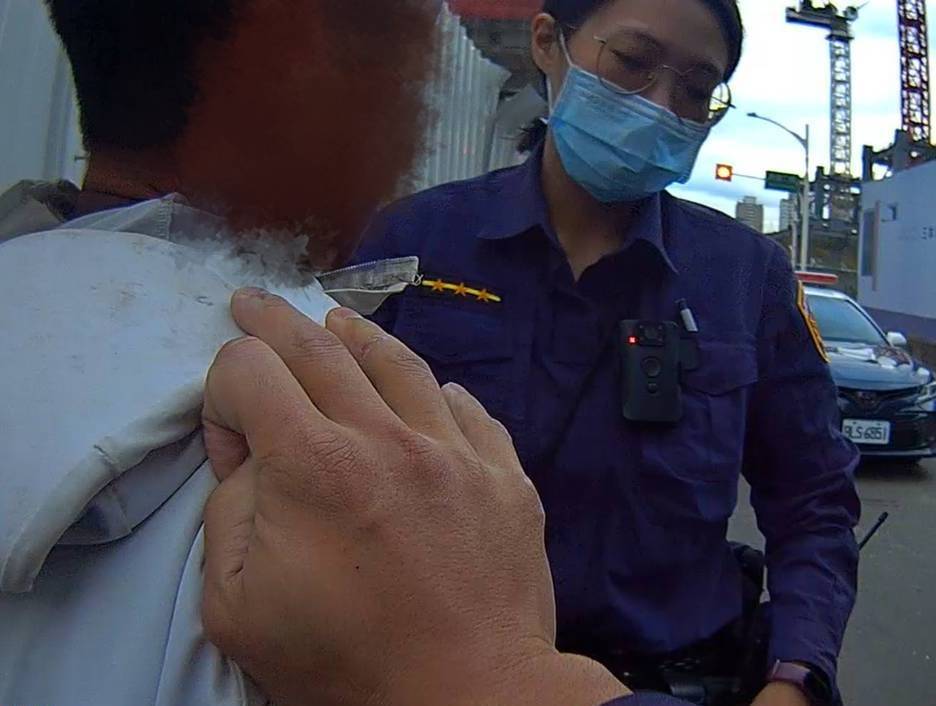 自小客違停人行道 車上載6越籍非法移工GG了 1634644 0