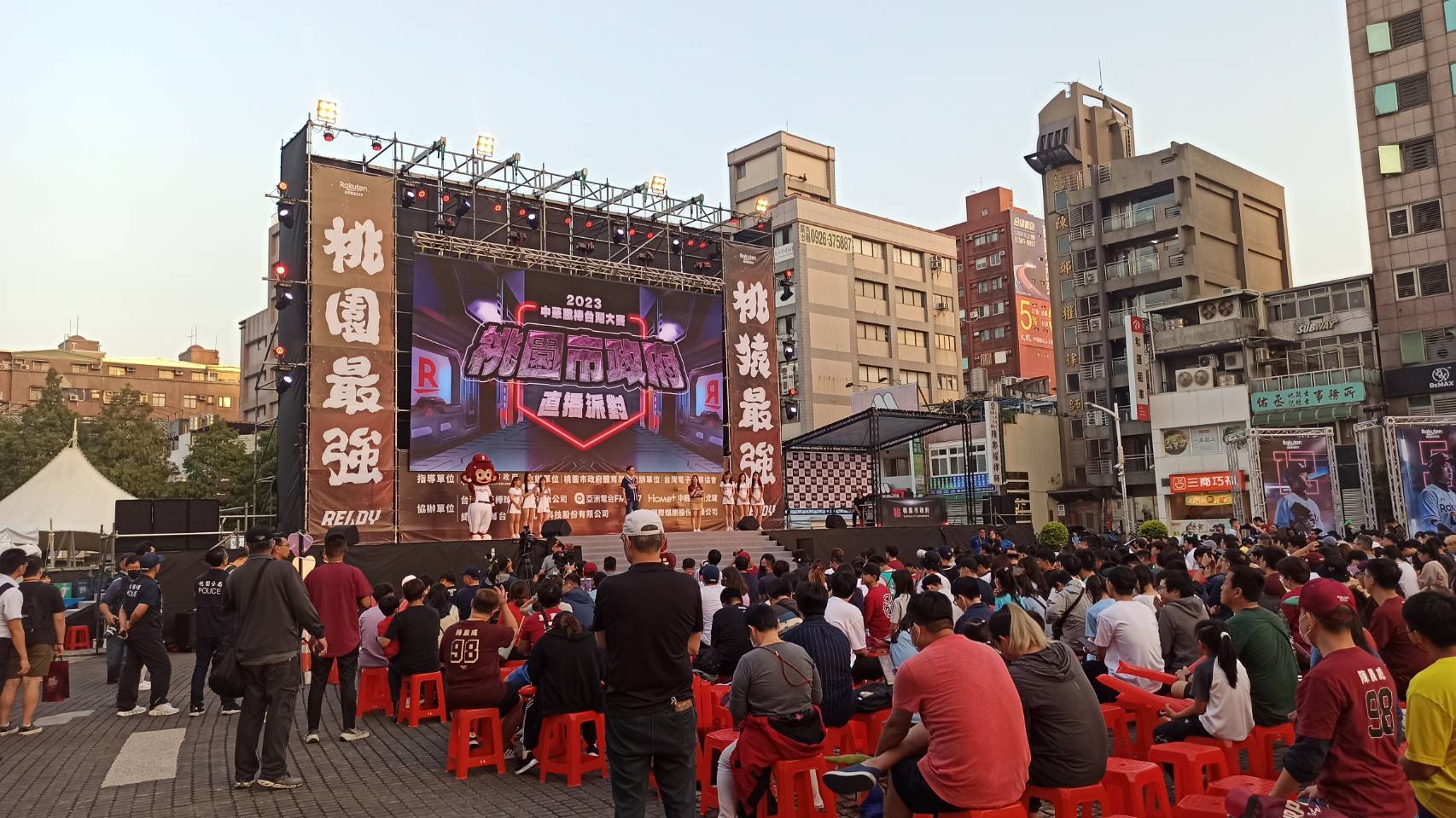 桃警為樂天桃猿應援 不忘宣導反詐騙 1635016 0