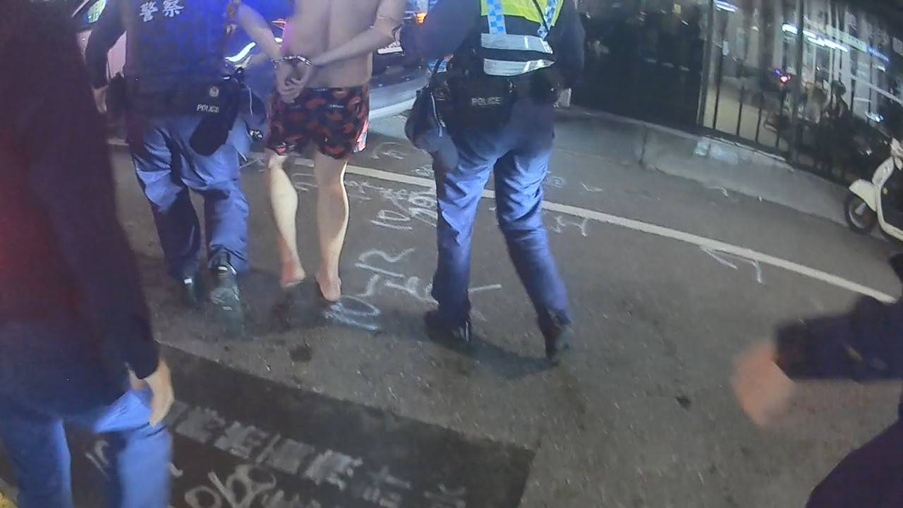 跑不過員警!通緝男穿短褲急落跑 體力不支終被逮 1642316
