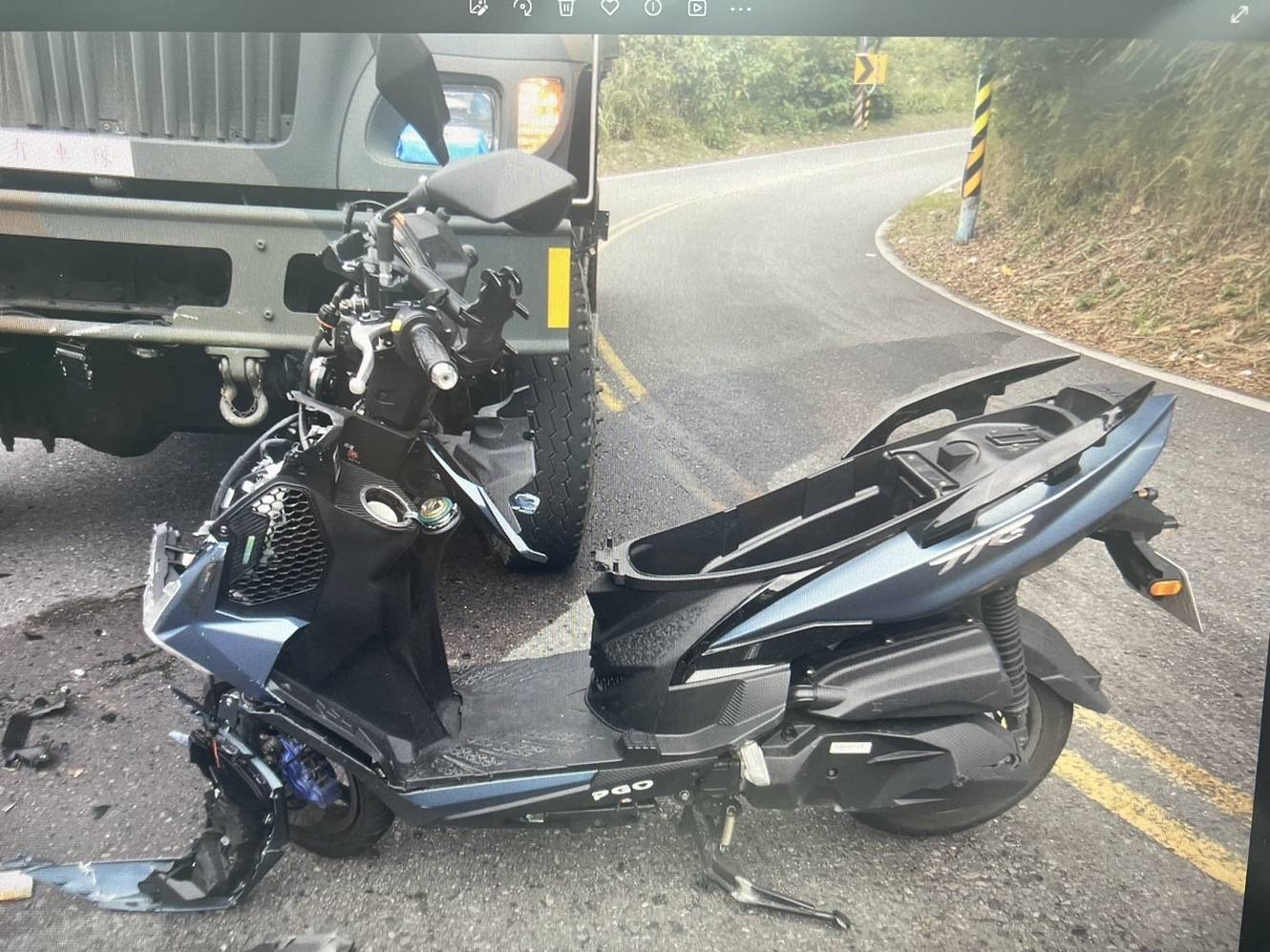 機車過彎失控撞對向軍卡 騎士受傷送醫 1657129