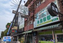 桃園「靜鄰專案」開鍘 拆除50餘件招牌重罰違規酒吧