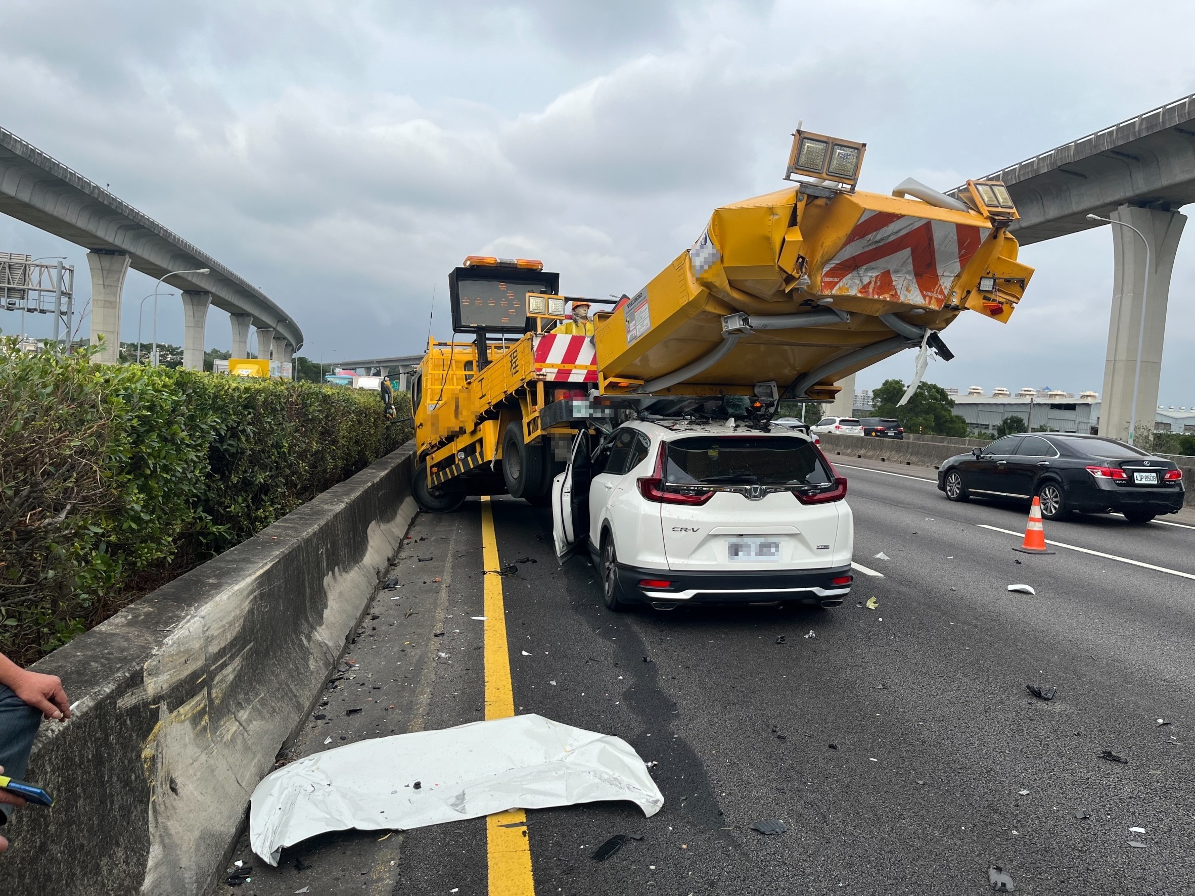 疑使用輔助駕駛系統 國1小客車「鏟起」緩撞車