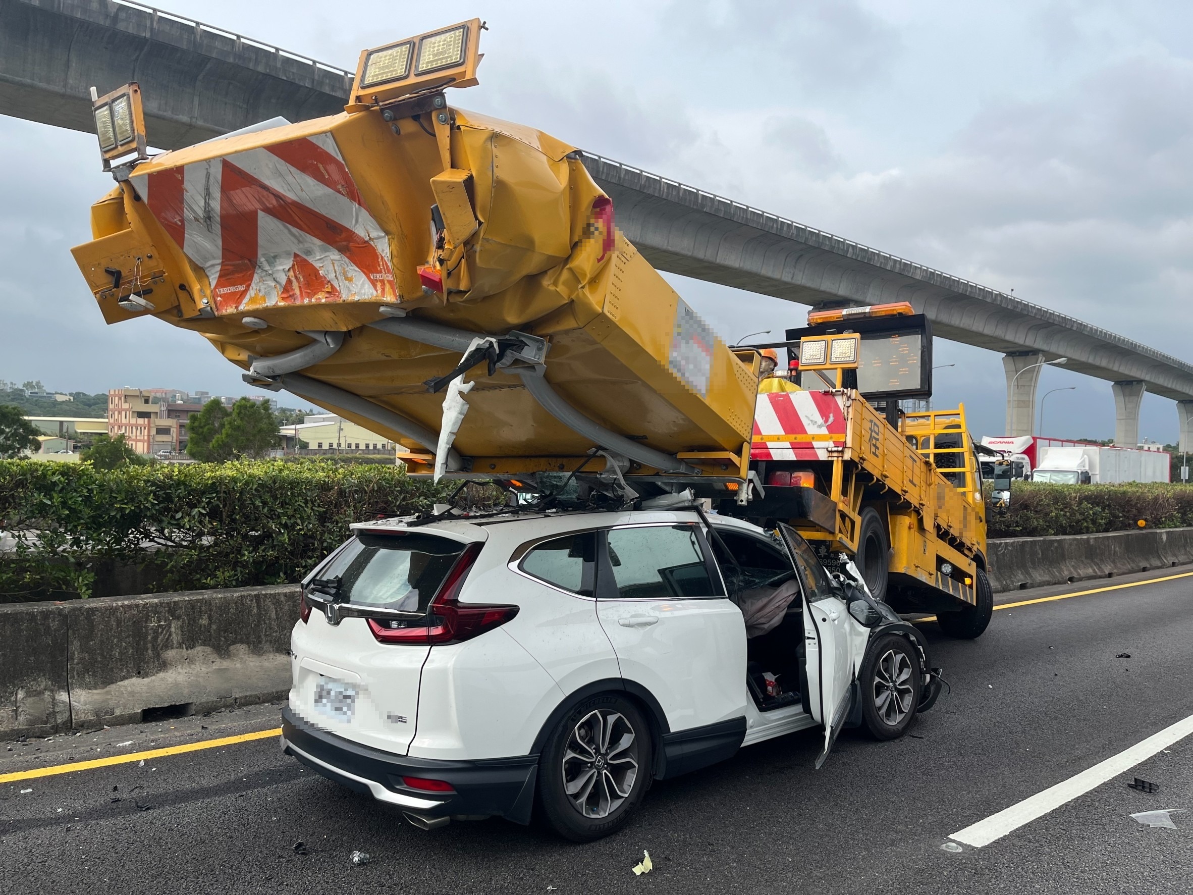 疑使用輔助駕駛系統 國1小客車「鏟起」緩撞車