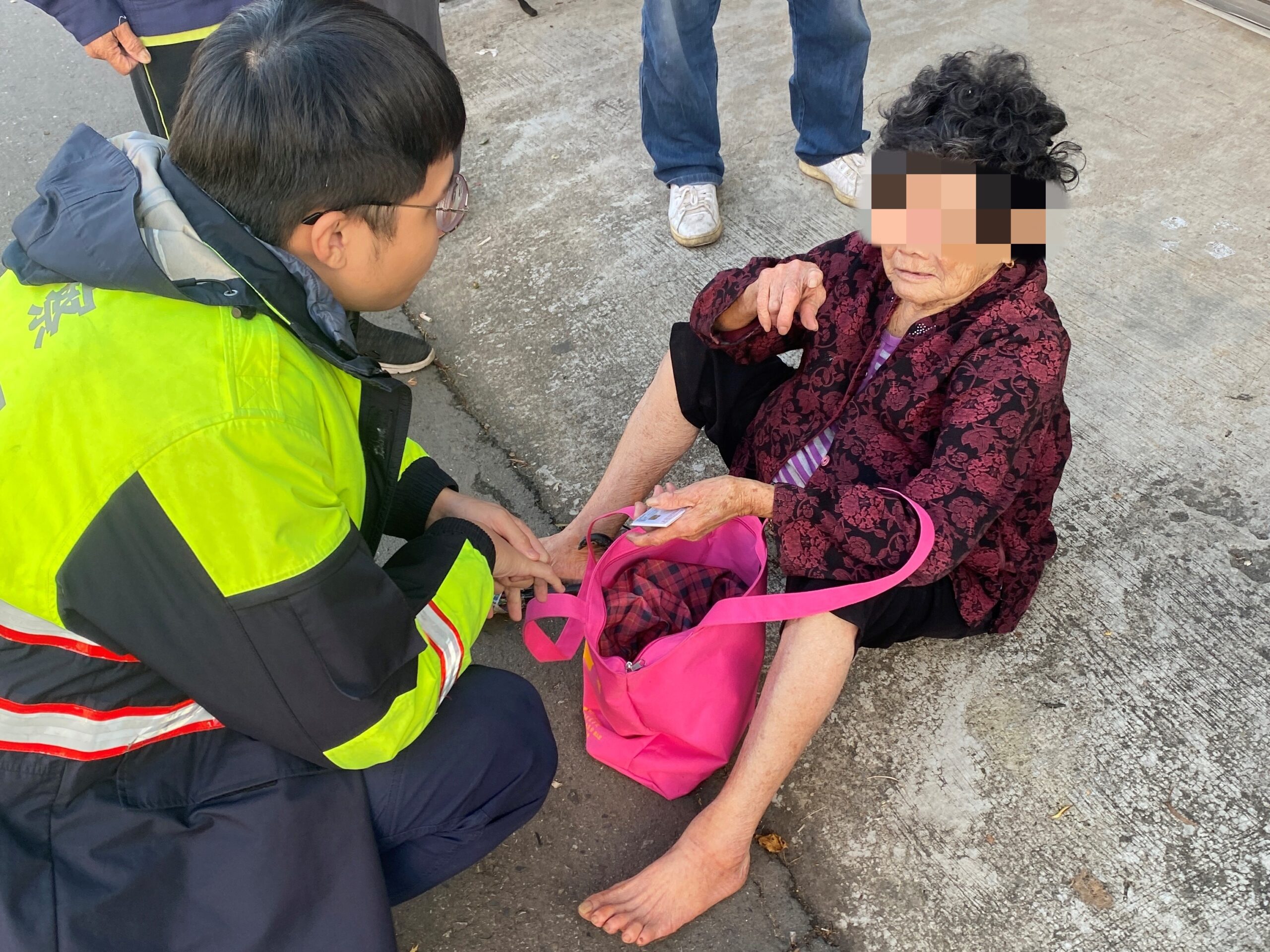遭壞人追趕老婦恐慌奔跑? 壢警暖心買鞋送她回家 1 副本 副本 scaled