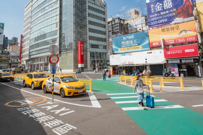 桃園車站前增設行人專用時相 張善政:花小錢發揮大效果 20231109164922869