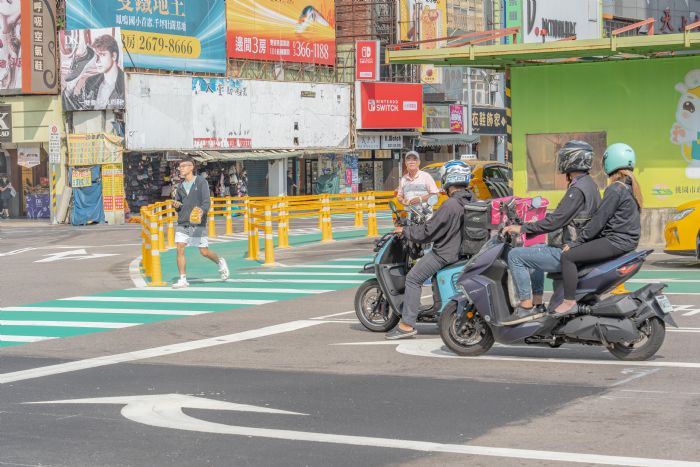 桃園車站前增設行人專用時相 張善政:花小錢發揮大效果 20231109164929235