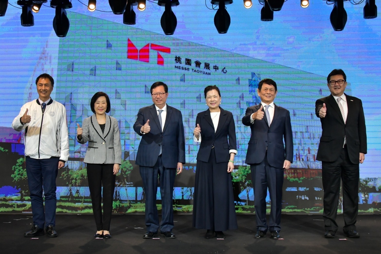 桃園會展中心營運移轉案簽約記者會登場 鄭文燦盼能帶動整體產業投資 2023年11月28日 3行政院副院長鄭文燦出席「桃園會展中心營運移轉案簽約記者會」4