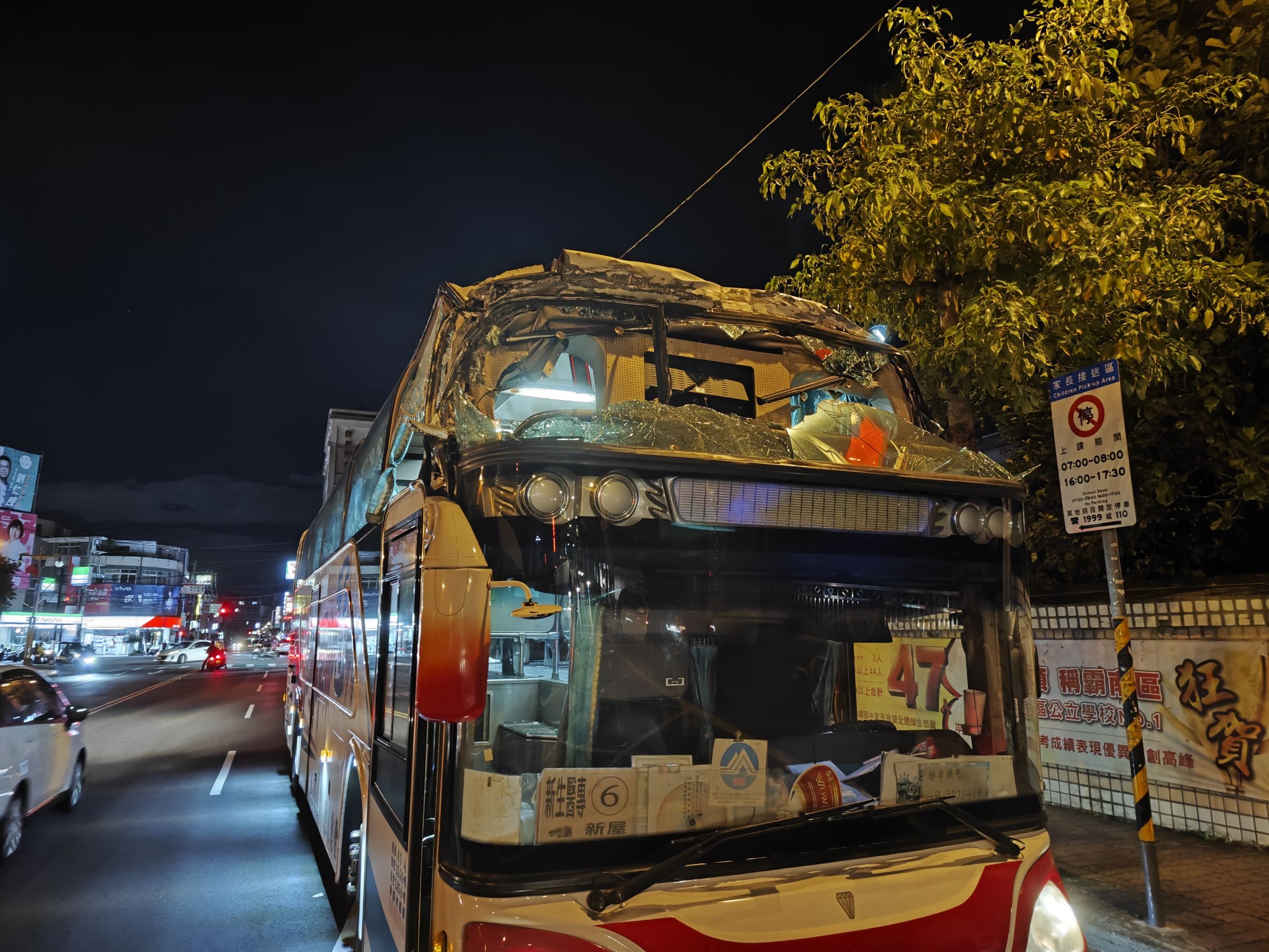 又是平鎮振興路地下道！校車未留意限高誤闖 車頂損毀駕駛受傷