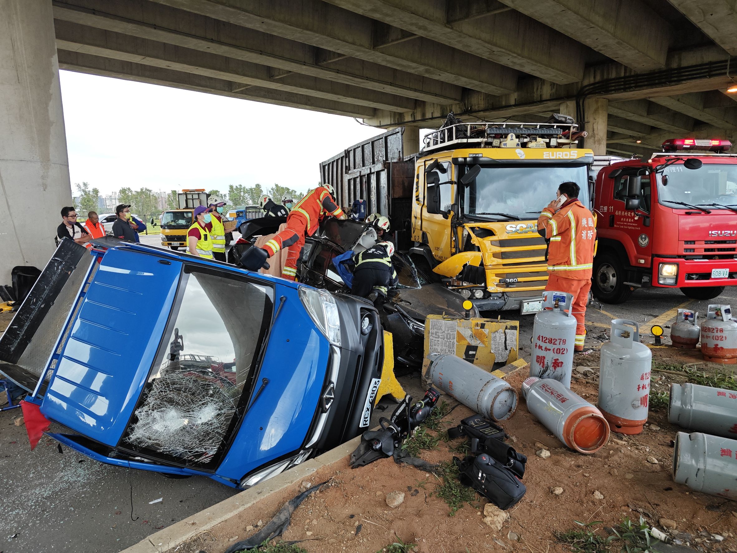 瓦斯運裝車違停遭波及!自小客、大貨車擦撞 4人一度受困 257050