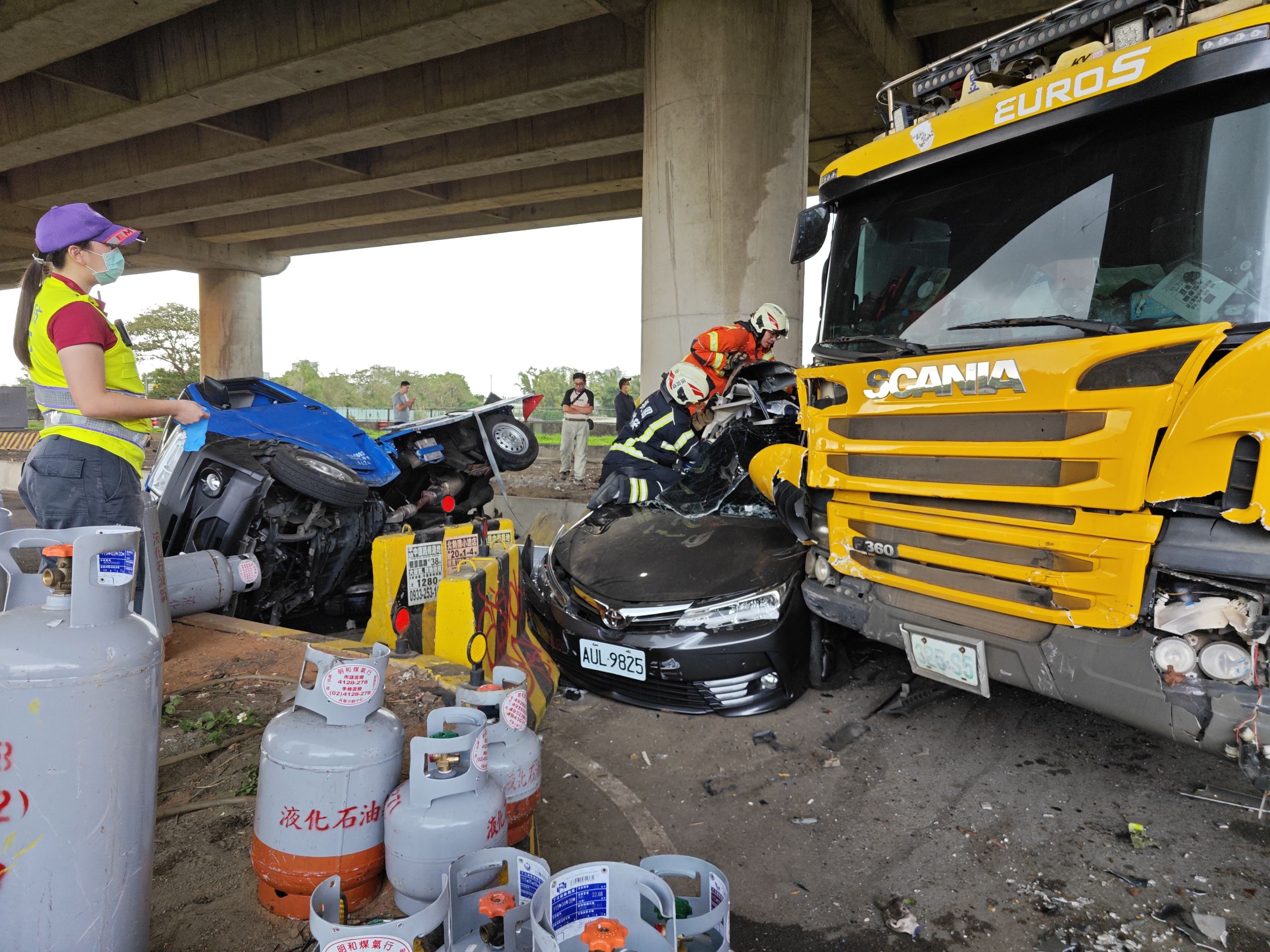 瓦斯運裝車違停遭波及!自小客、大貨車擦撞 4人一度受困 257089