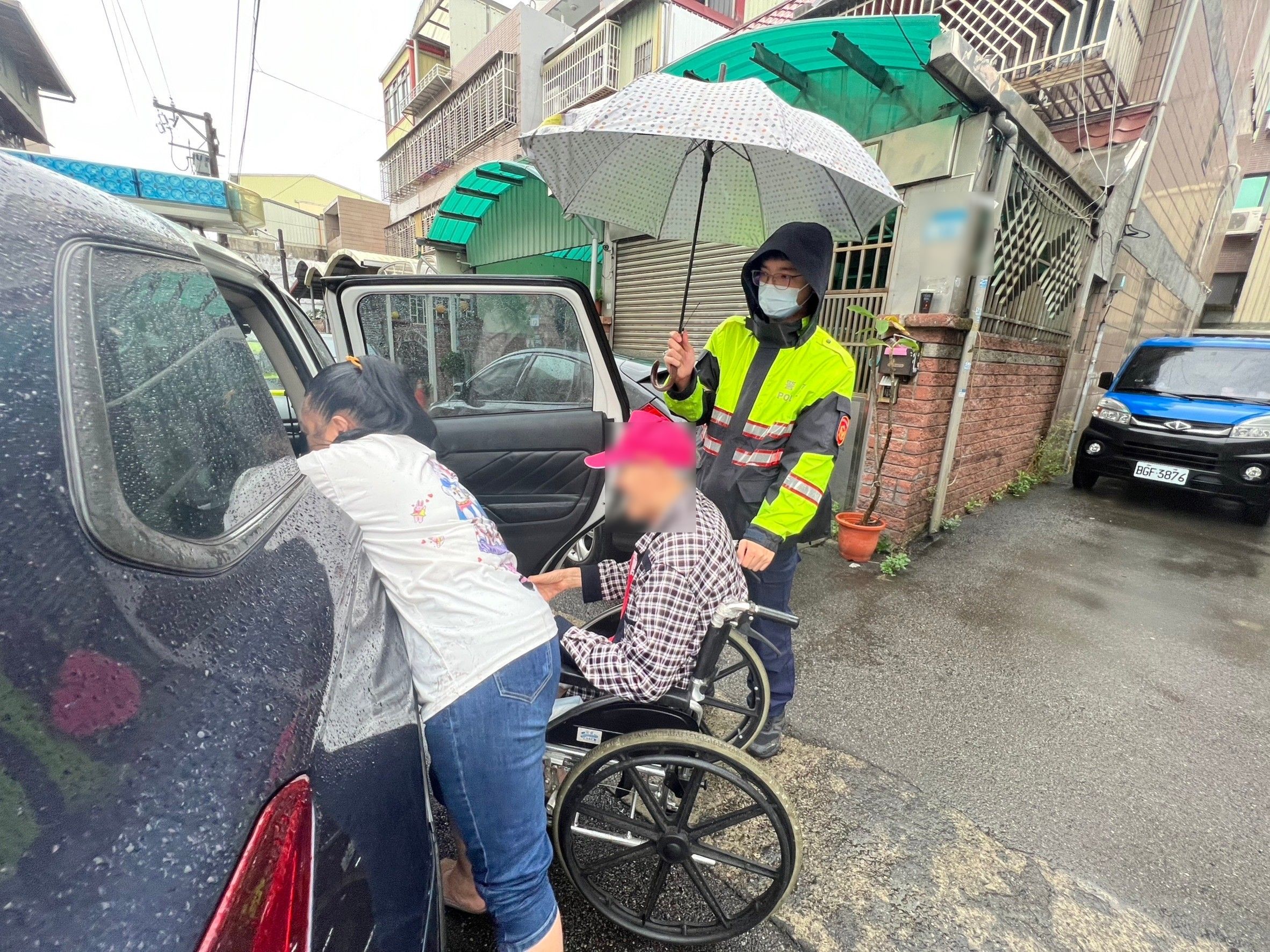 獨居翁買菜遇電動代步車拋錨 平警冒雨伸援 259739 0