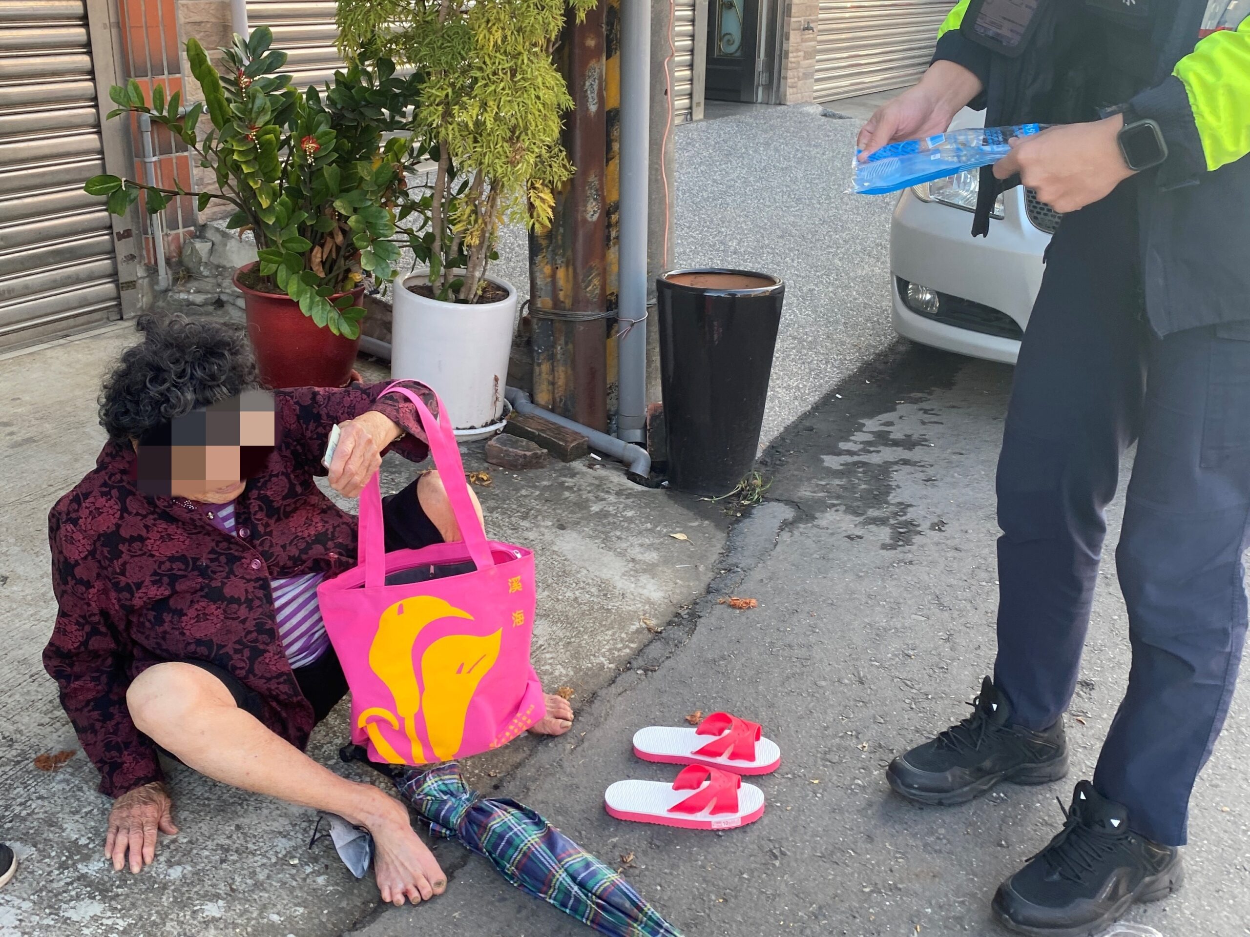 遭壞人追趕老婦恐慌奔跑? 壢警暖心買鞋送她回家 2 副本 副本 scaled
