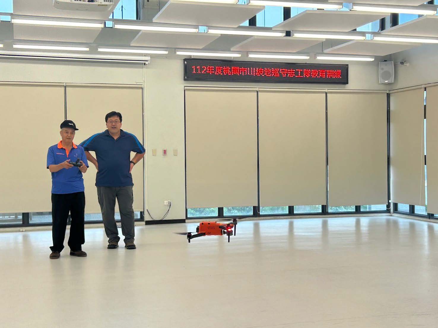 桃園水務局「山坡地巡守志工隊」教育訓練 引進無人機操作課程 3.實際操作 0 0