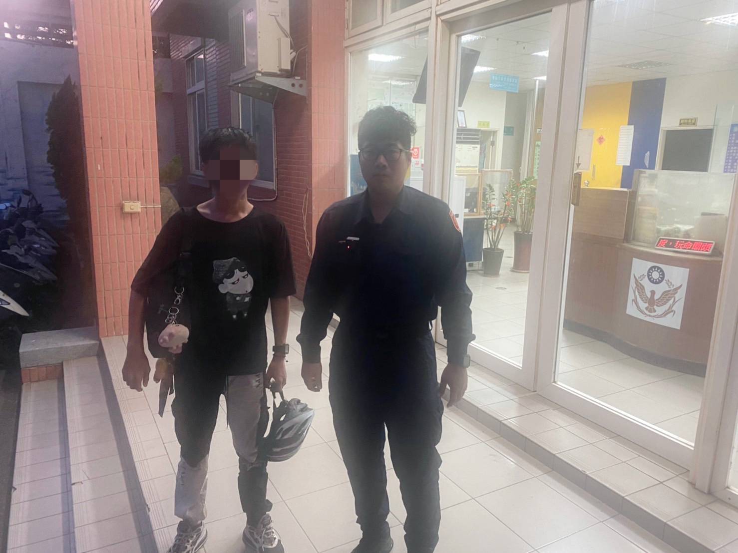 單車少年臉色蒼白衝派出所求助 大園警及時伸援 318627 0