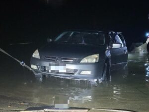 【有片】轎車誤闖石門水庫大壩 男驚險跳車逃生