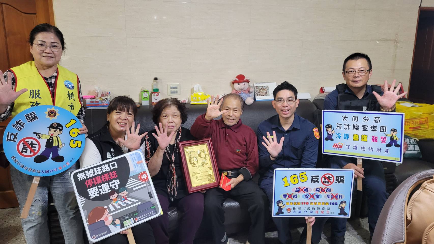 大園警為老夫婦慶祝鑽石婚 不忘宣導反詐「五不」原則 325163 0