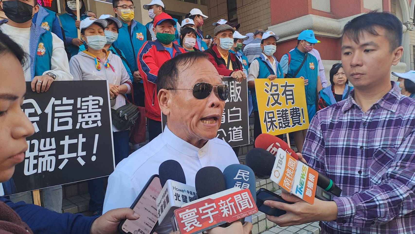 虎頭山攤販指控余信憲造謠害慘生意 下跪痛哭求放過 33289 0