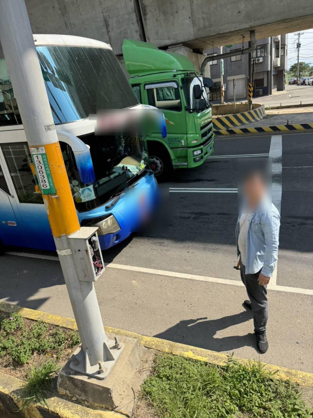 超派！未禮讓違規右轉遊覽車　水泥車遭鐵鎚攻擊