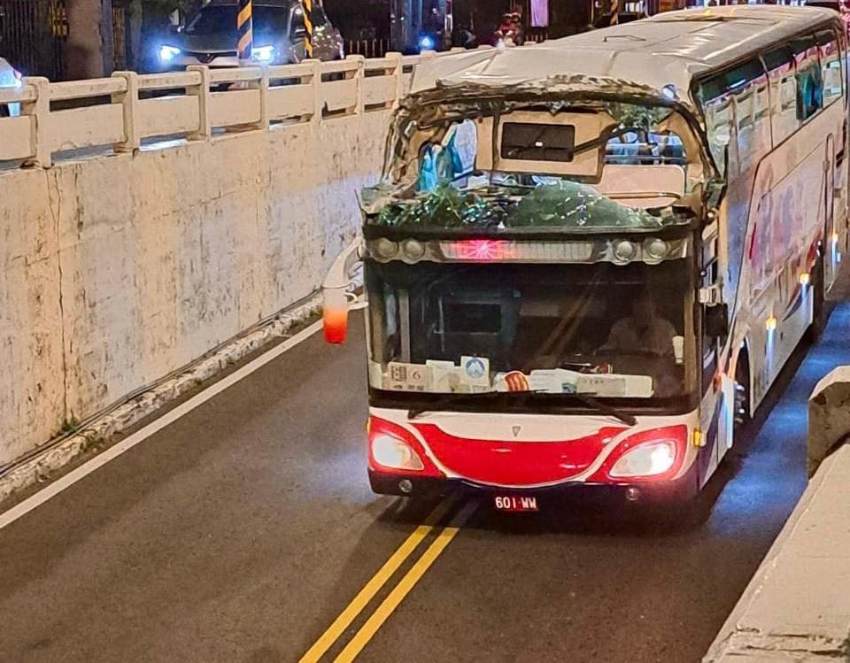 又是平鎮振興路地下道！校車未留意限高誤闖 車頂損毀駕駛受傷