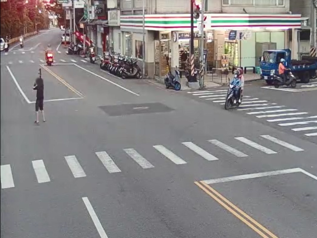 男光天化日大街上持槍引恐慌 警一問真相傻眼 3 副本 副本 0