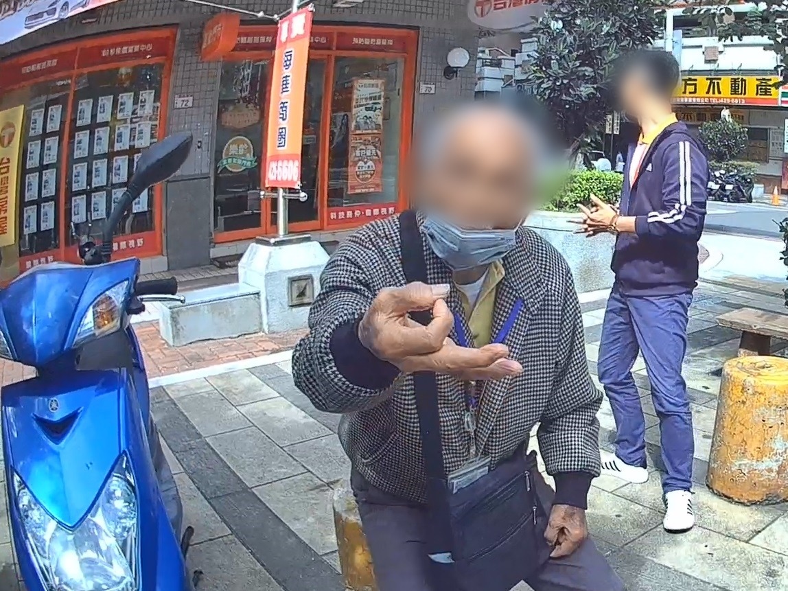 9旬老翁外出迷途 中壢警民熱心伸援 3 副本 副本 1