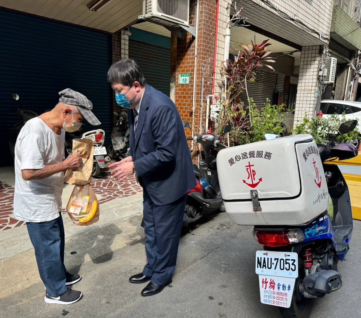 聖保祿醫攜手萬安生命　愛心送餐關懷獨居長輩