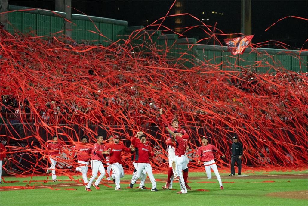 再見紅彩帶落下!張泰山沉澱一晚發文