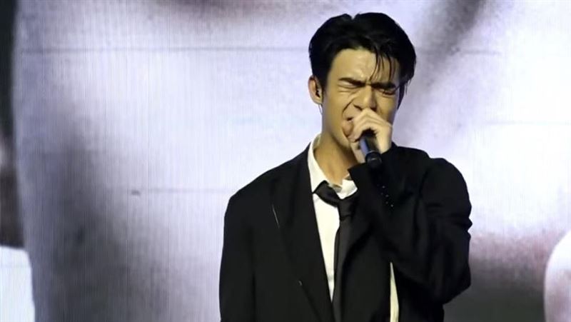 陳昊森發片哭了 工作人員見狀衝上台