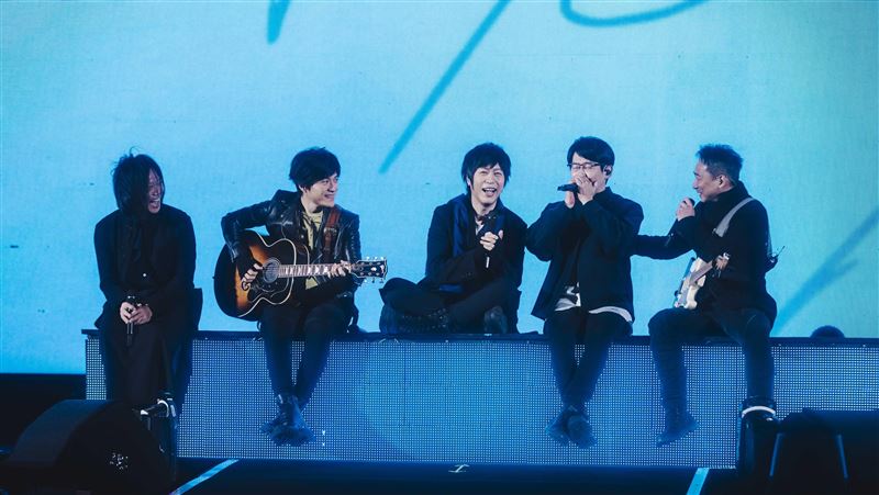 五月天宇宙大合體!上海開唱嘉賓驚喜現身嗨翻