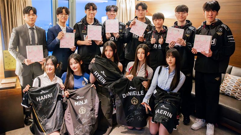 NewJeans「跪姿」合照T1 惹中國粉絲不滿