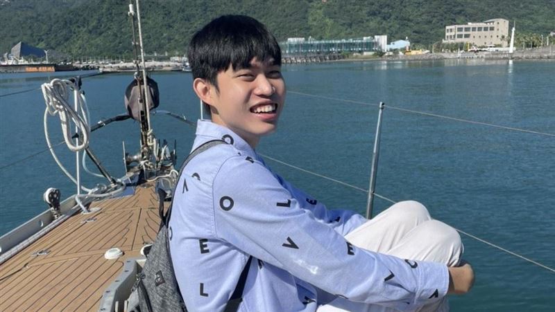 紅人榜柯辰勳牌位照曝光 20歲驟逝惹鼻酸