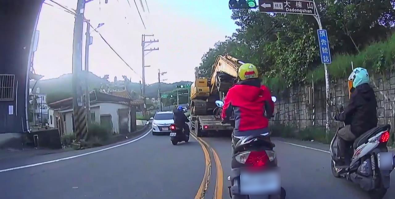 【有片】跨越雙黃線逆向超車 害3騎士慘摔竟揚長而去 44545354453454
