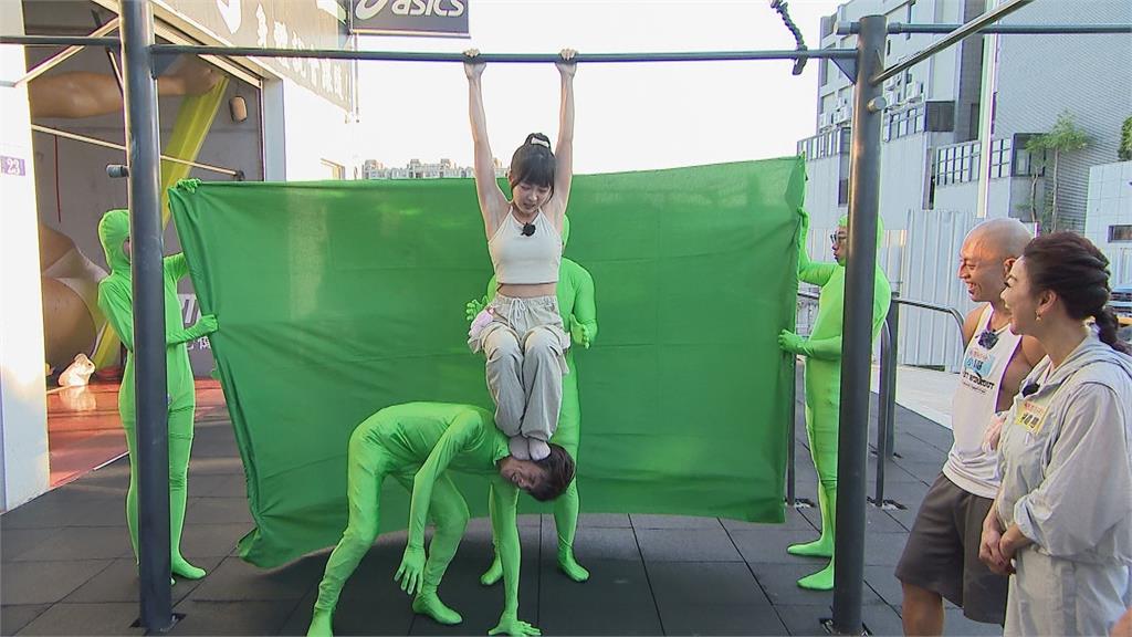 籃籃央求表演月球漫步 結果竟把阿翔頭當椅凳踩