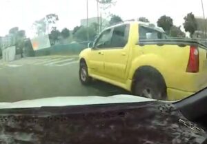 【有片】加油站車道遭危險超車 她按喇叭提醒反被嗆