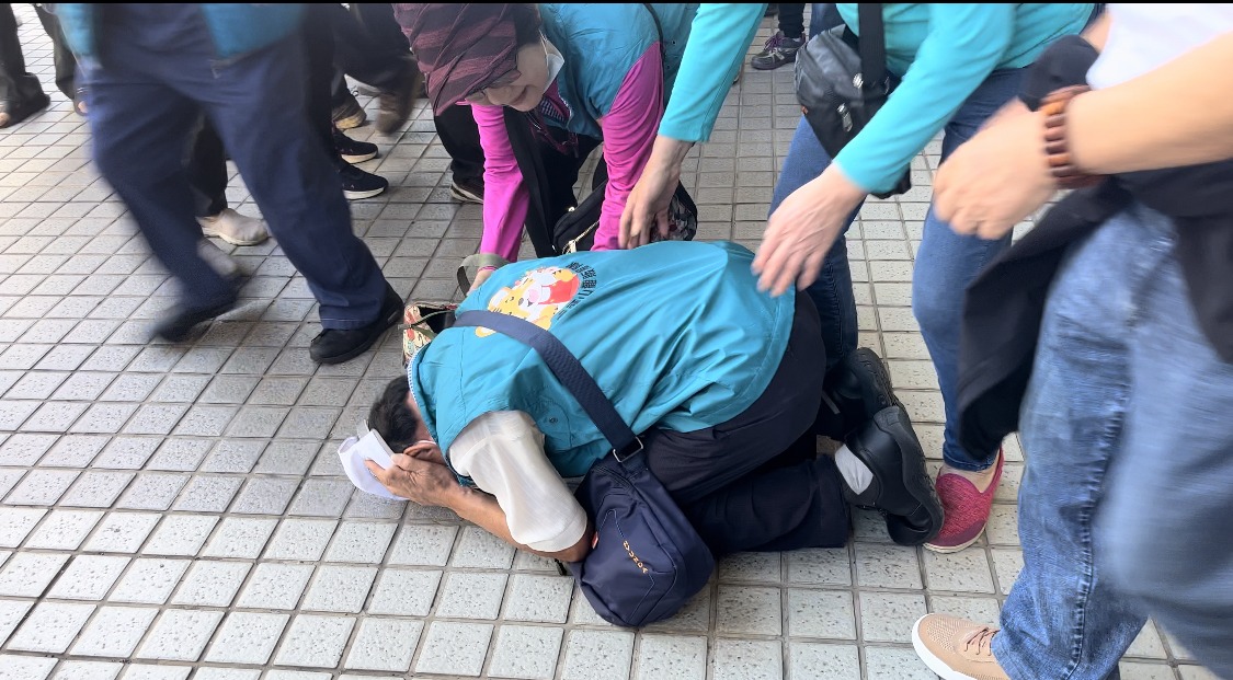 虎頭山攤販指控余信憲造謠害慘生意 下跪痛哭求放過 4686F3C7 9C92 4775 B77C F89F81B190C7