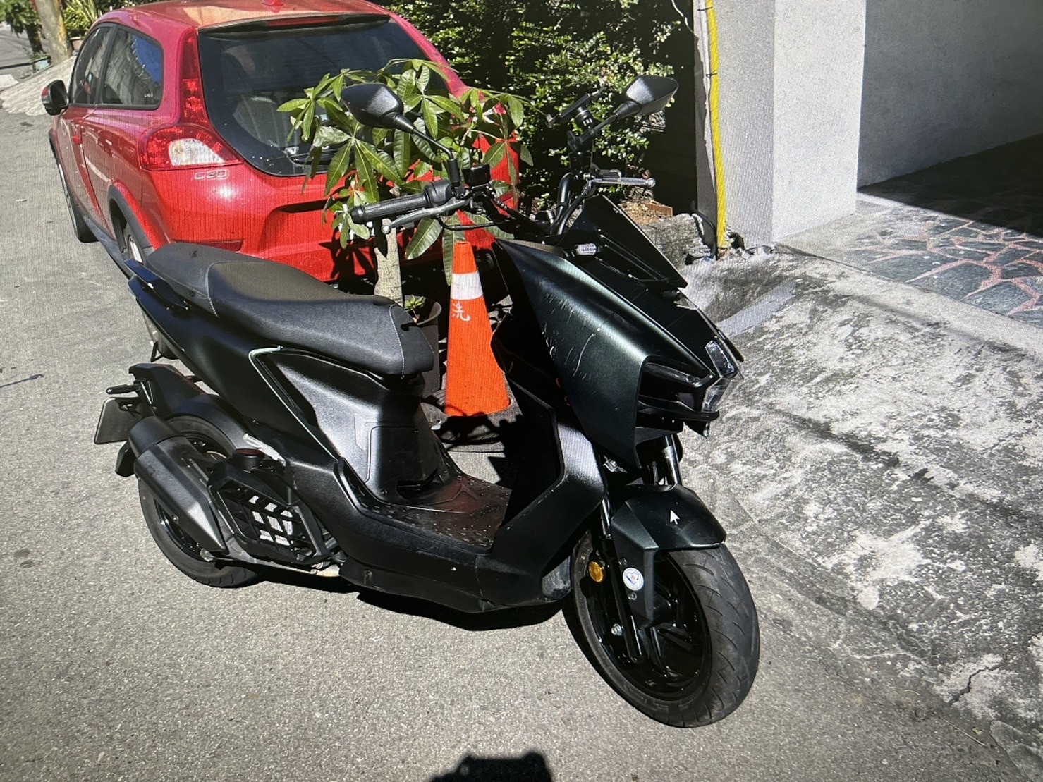 機車剛起步與後車碰撞 路邊自小客慘遭波及 5 5