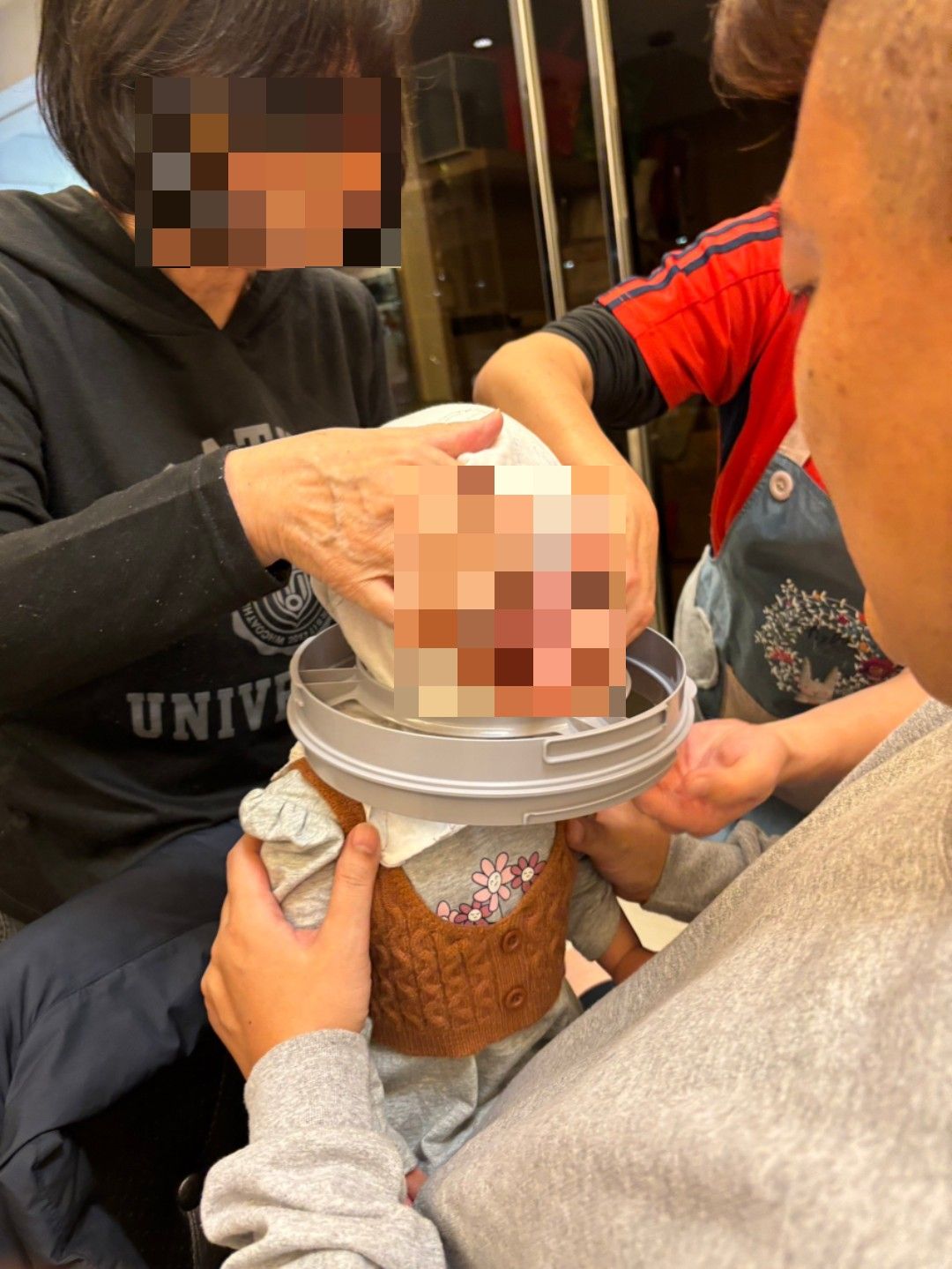 女童垃圾桶壓環當項鍊卡住 爸媽求助桃消大湳分隊解圍 662929 複製