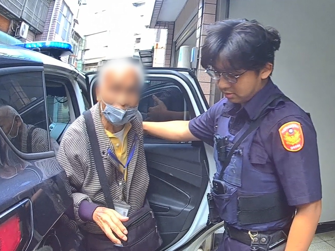 9旬老翁外出迷途 中壢警民熱心伸援 6 副本 4