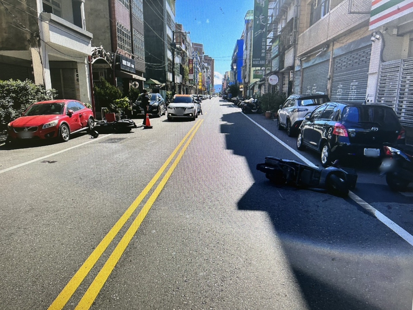機車剛起步與後車碰撞 路邊自小客慘遭波及 8 3