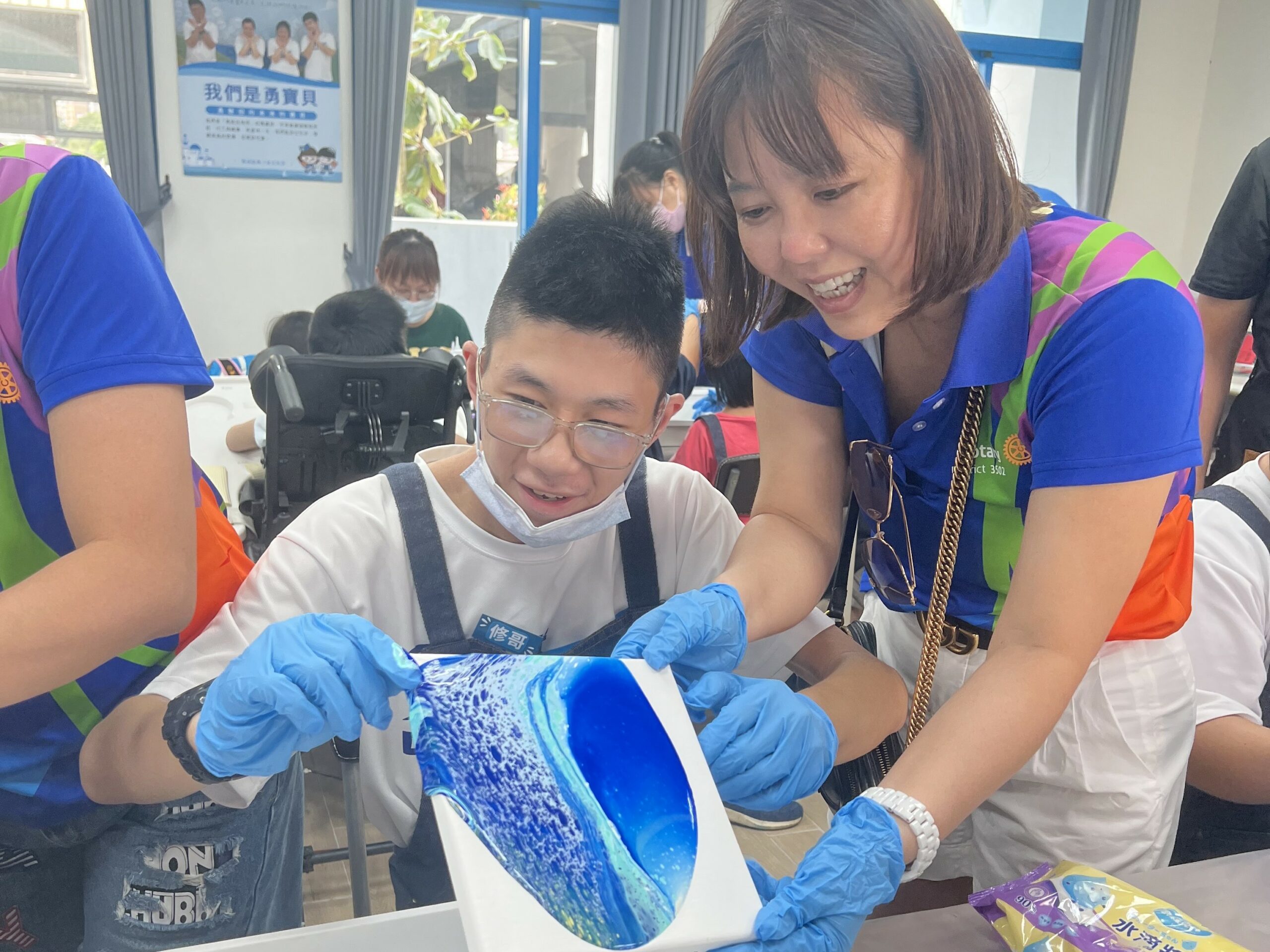 國際扶輪3502地區攜手桃園寶貝潛能發展中心 慢飛天使體驗流體畫樂趣 9FD6C017 09A8 4DAD 99AF B8421D2946A1 0 scaled