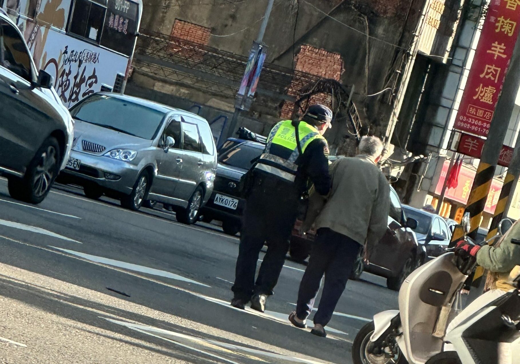 老翁身體不適急穿越馬路 桃警暖心攙扶護送 AE1619B0 03DD 4A20 B84D 0E4EA1ADBA0D scaled e1701308868605