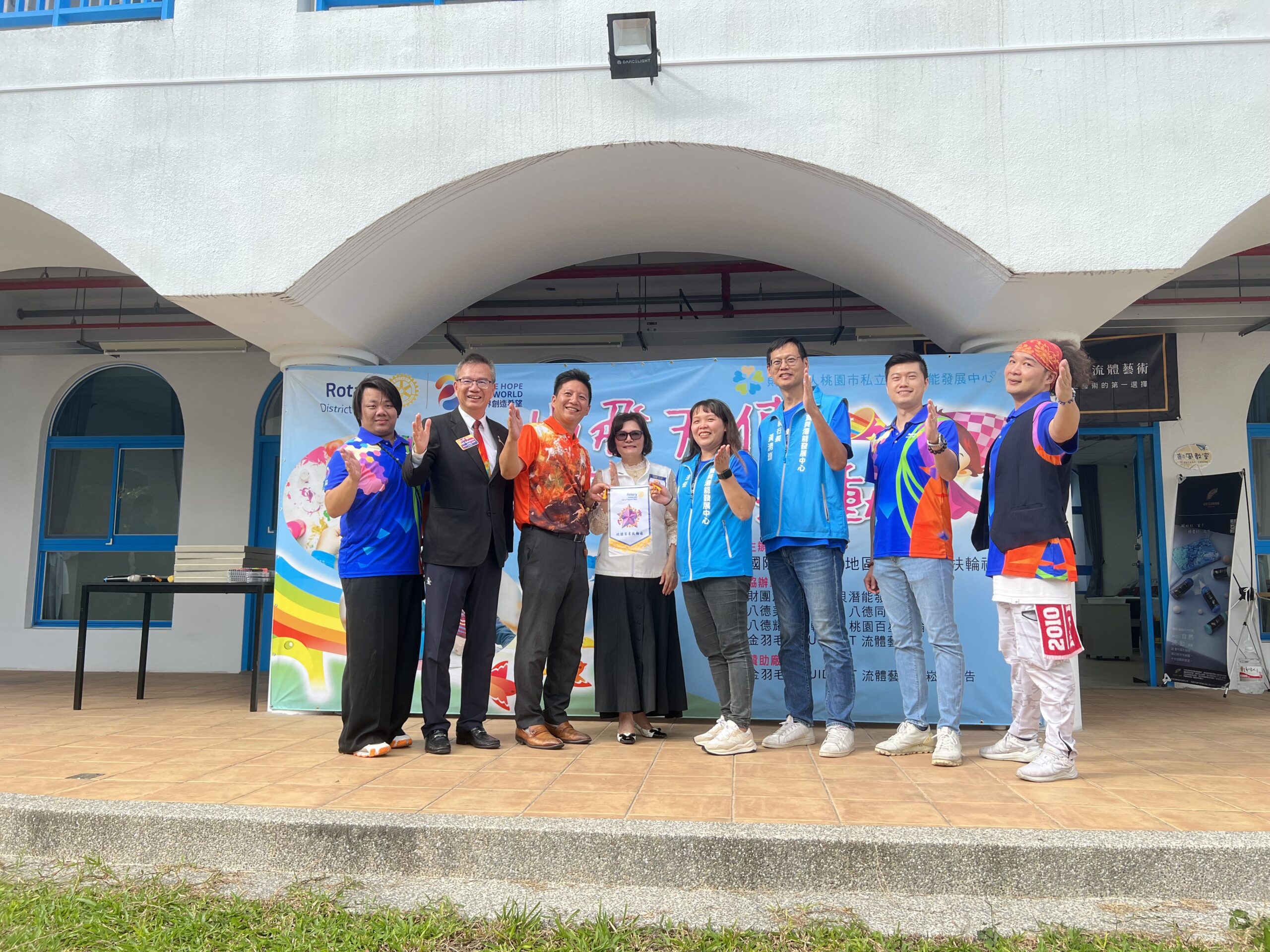 國際扶輪3502地區攜手桃園寶貝潛能發展中心 慢飛天使體驗流體畫樂趣 BE4F0D60 B6B1 432F A850 278DD155865E 0 scaled