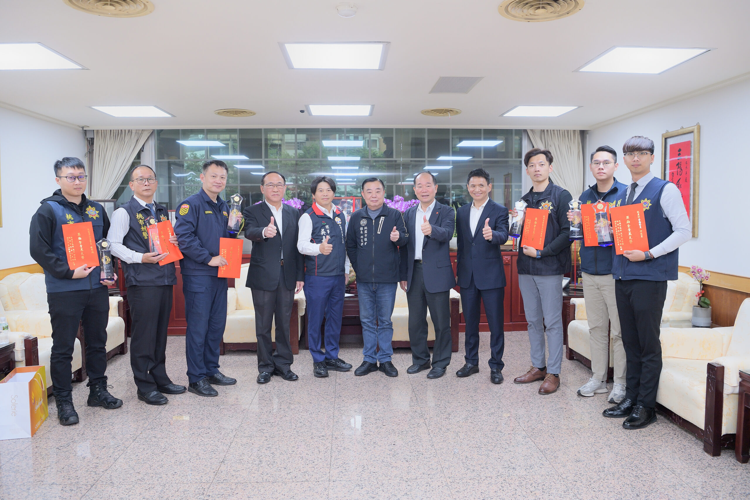 桃議長邱奕勝攜手警友會理事長吳嘉隆 表揚國家警光獎得獎者 DSC 5404 0 scaled