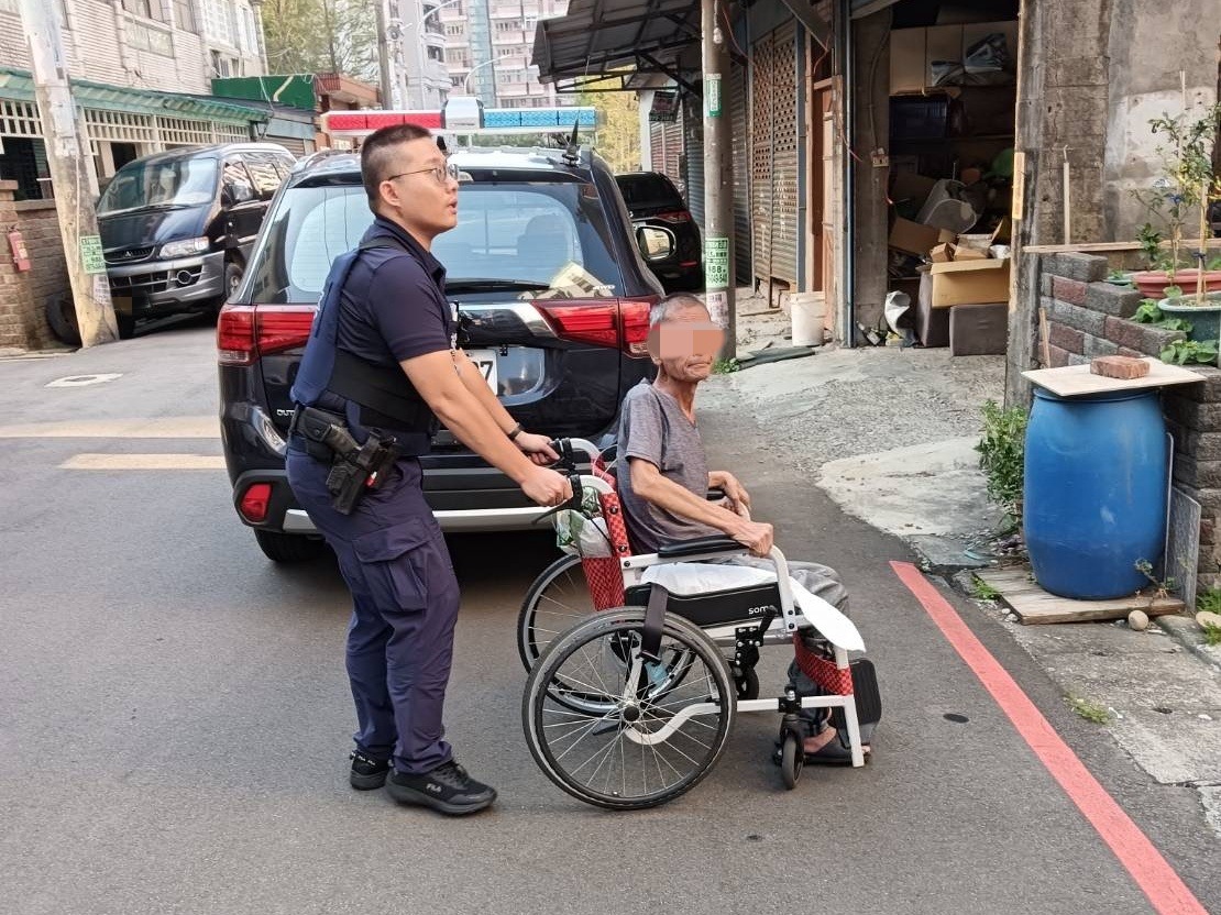 6旬男坐輪椅流浪5小時 壢警伸援化解驚魂 IMG 9387 副本 0