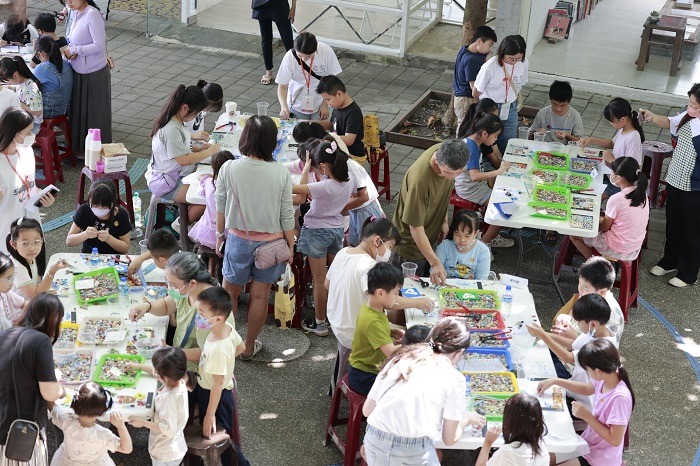 霞光基金會邀請屏東百位小學生體驗「光源玻璃馬賽克」拼貼 K3A2924
