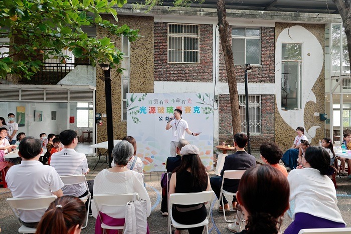 霞光基金會邀請屏東百位小學生體驗「光源玻璃馬賽克」拼貼 K3A3689