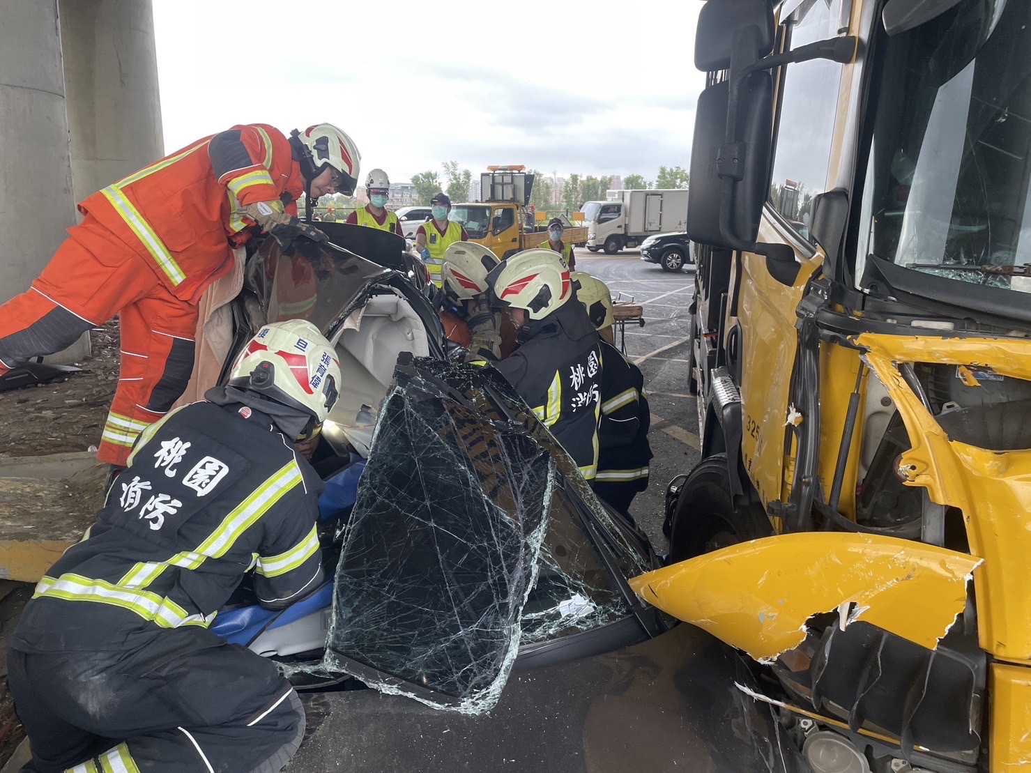 瓦斯運裝車違停遭波及!自小客、大貨車擦撞 4人一度受困 S 1027334187 0
