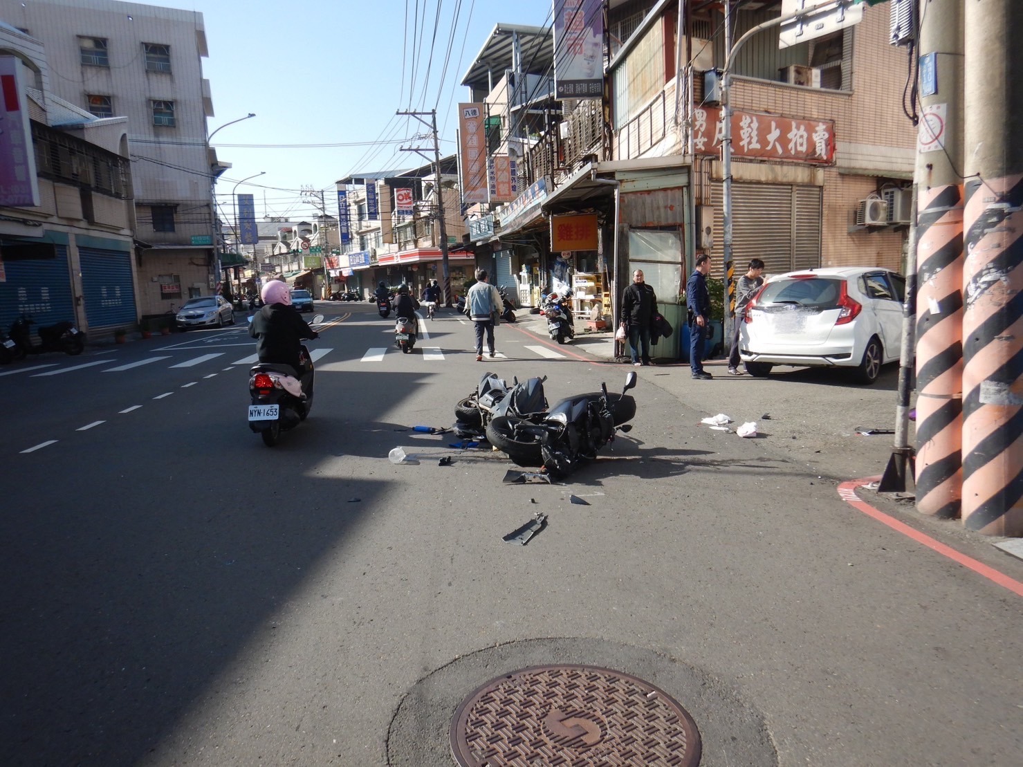 【有片】自小客巷口左轉 直行騎士疑煞車不及慘摔 S 22077460 0