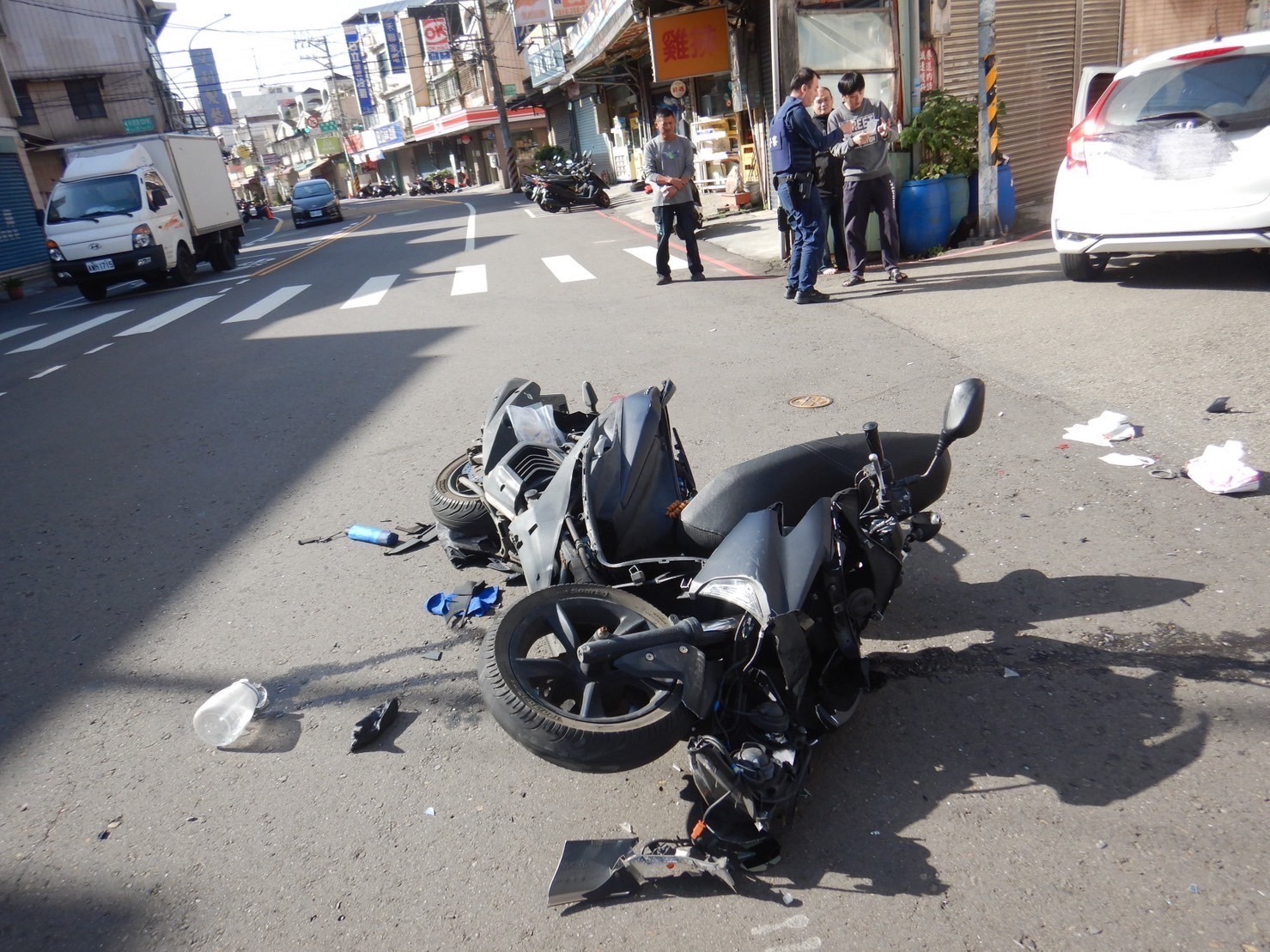 【有片】自小客巷口左轉 直行騎士疑煞車不及慘摔 S 22077462 0